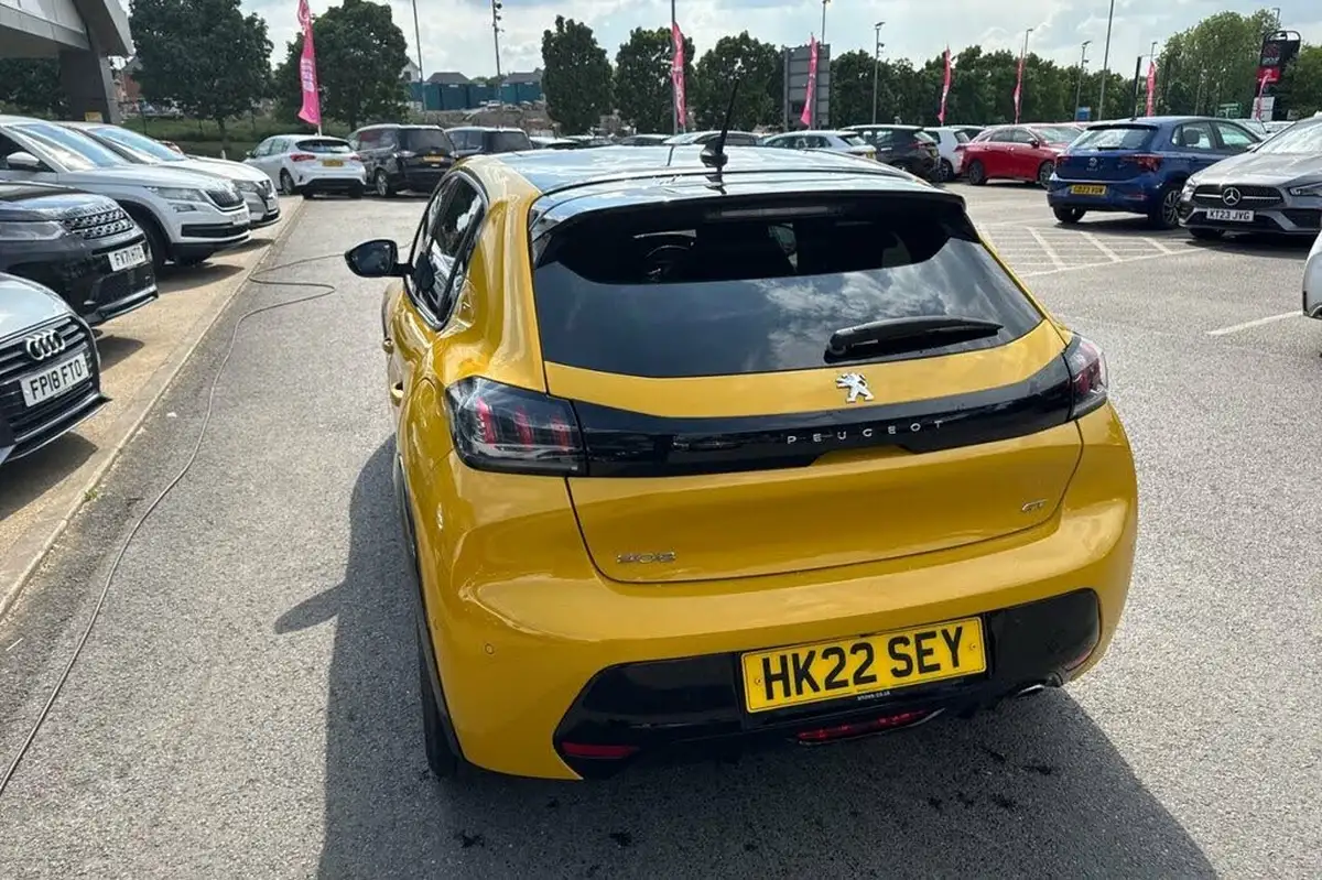 2022-peugeot-208-15-bluehdi-gt-100ps-big-26