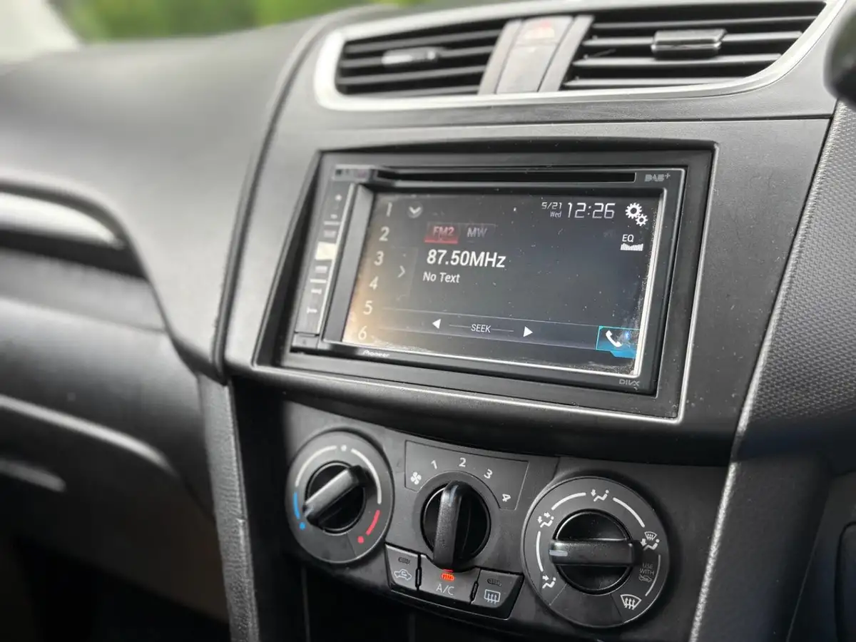 2016-suzuki-swift-12-sz-l-5d-big-28