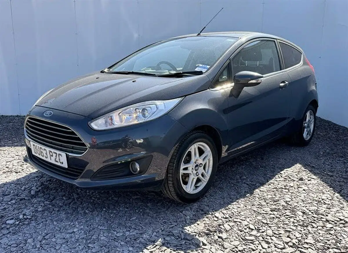 2013-ford-fiesta-125-zetec-3d-big-2