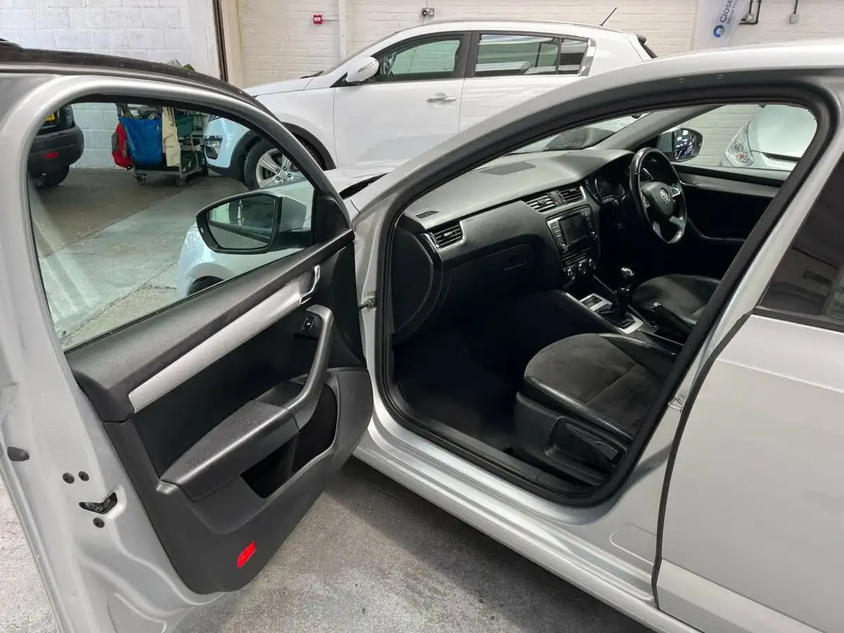 2015-skoda-octavia-20tdi-elegance-hatchback-big-11