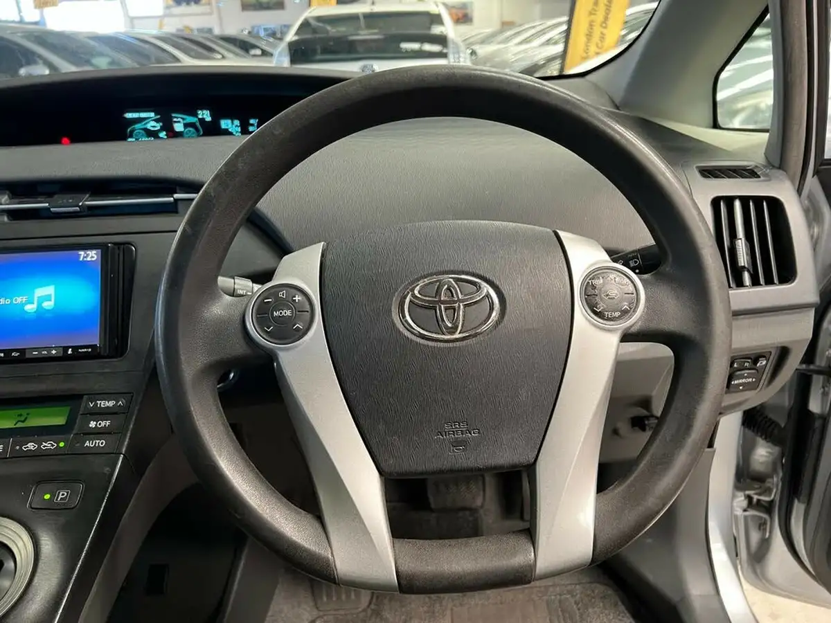 2010-toyota-prius-big-23