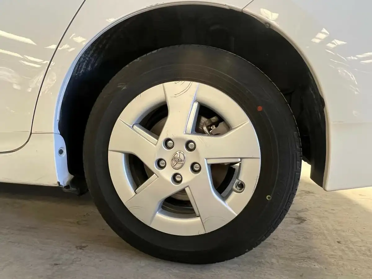 2011-toyota-prius-big-10