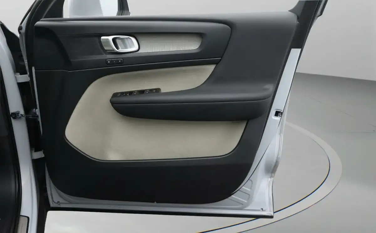 2022-volvo-xc40-20-b4-inscription-awd-big-15