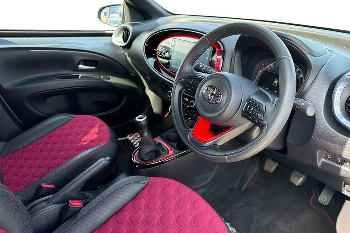 2023-toyota-aygo-x-10-vvt-i-undercover-big-8