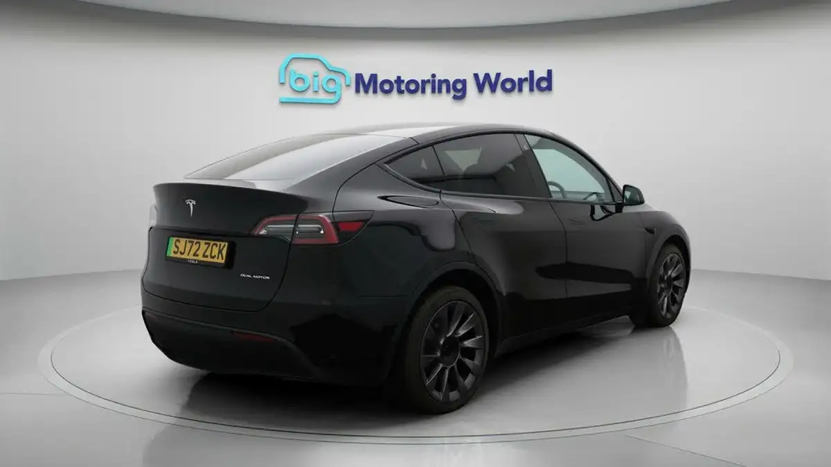 2022-tesla-model-y-e-long-range-big-7