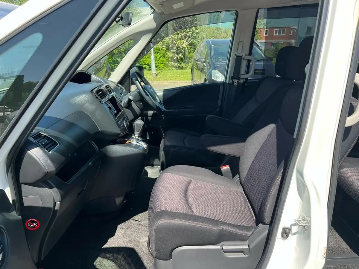 2013-nissan-serena-big-20
