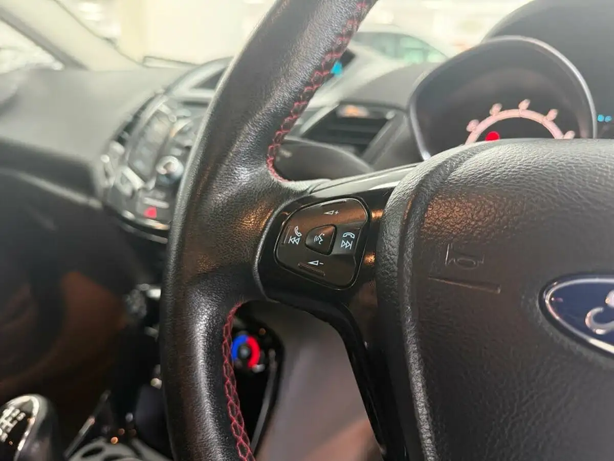 2015-ford-fiesta-10-zetec-s-black-edition-big-26
