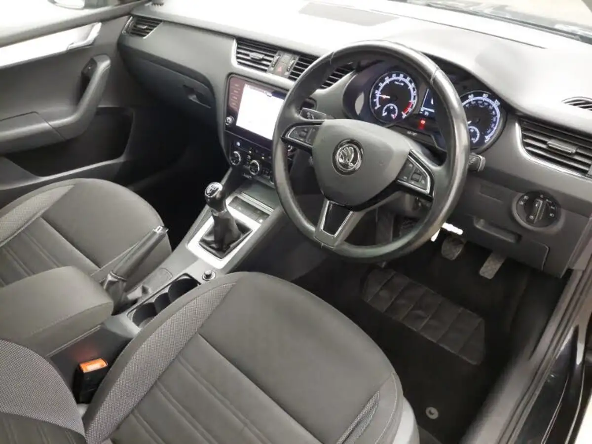 2018-skoda-octavia-16tdi-se-technology-scr-hatchback-big-12