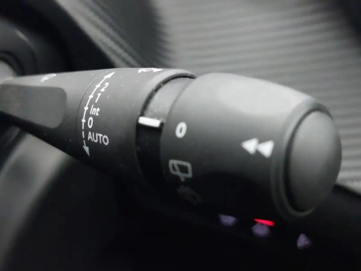 2023-peugeot-208-12-puretech-active-premium-100ps-eat8-big-17
