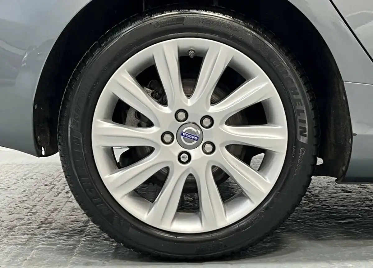 2014-volvo-v40-20td-d3-se-lux-big-3