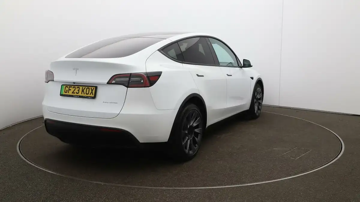 2023-tesla-model-y-e-long-range-big-52