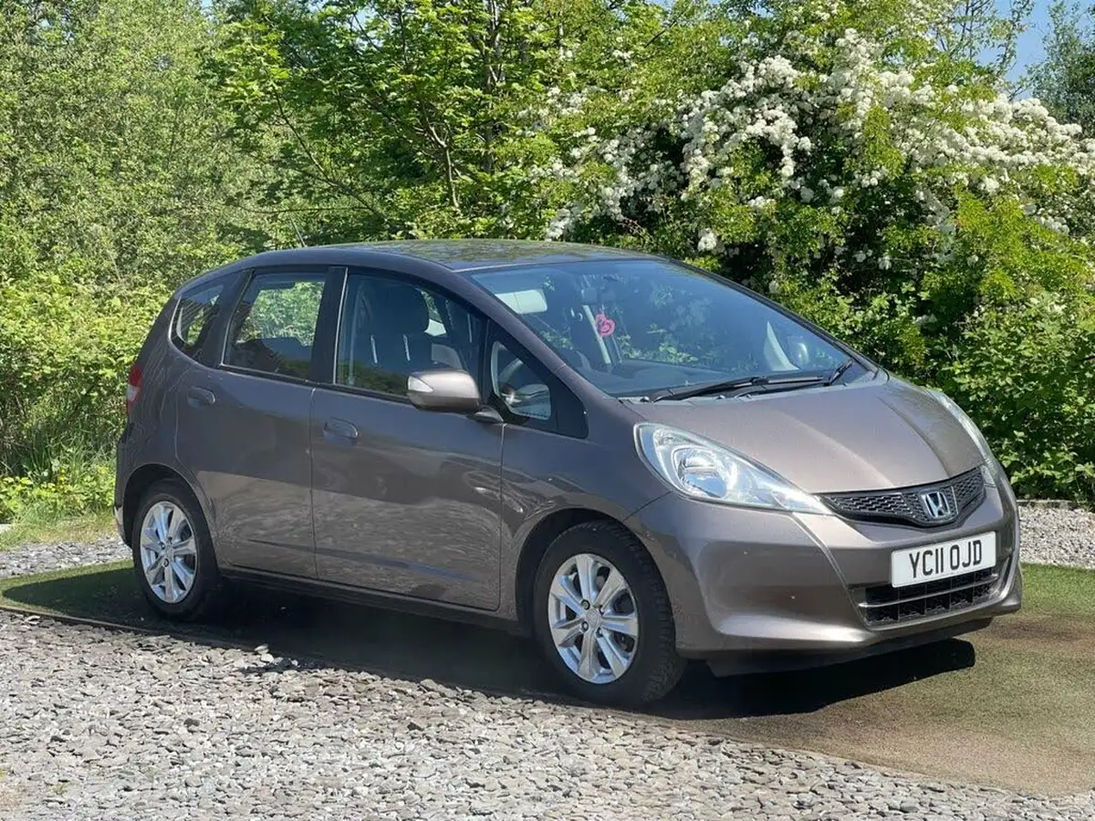 2011-honda-jazz-14-es-big-10
