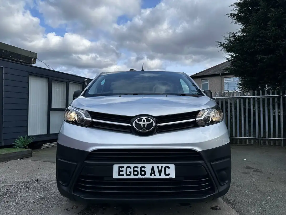 2017-toyota-proace-verso-16d-shuttle-big-2