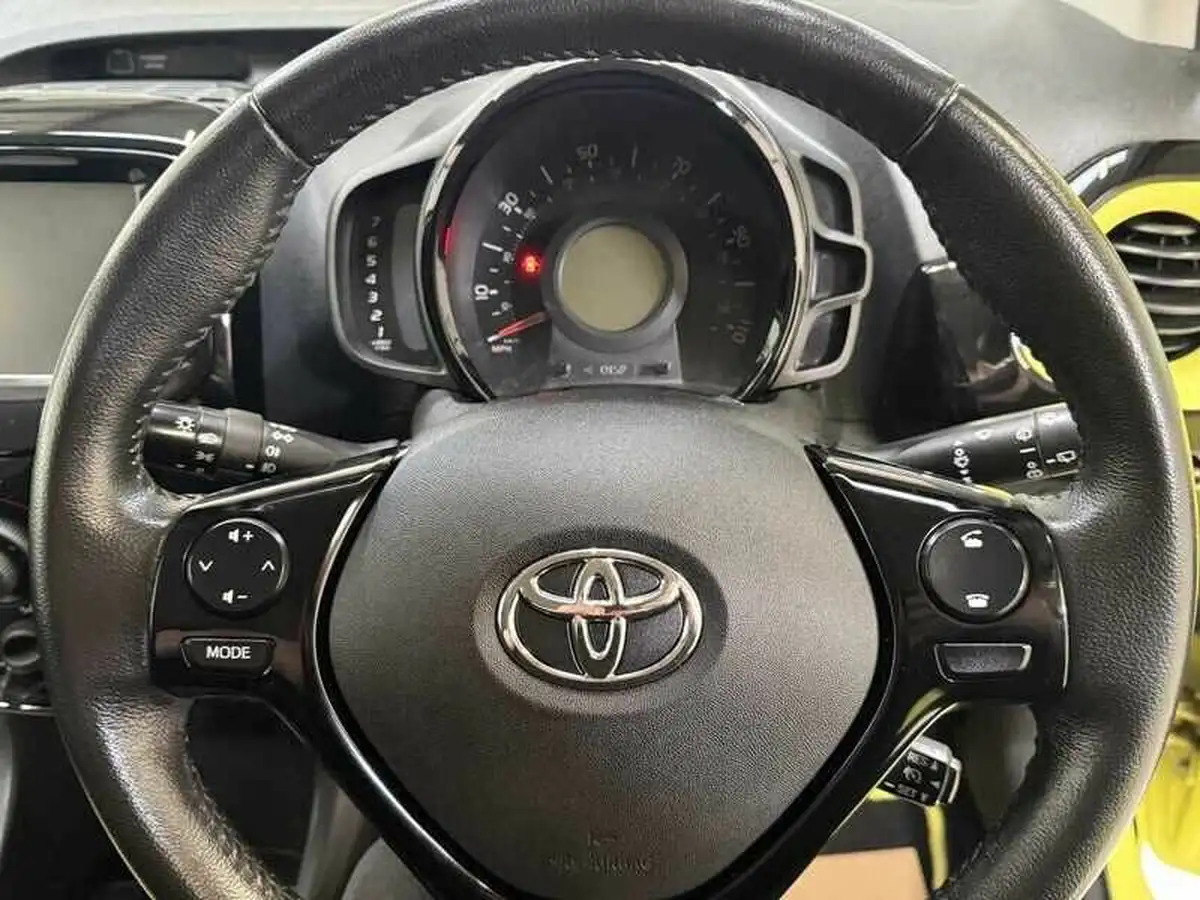 2017-toyota-aygo-10-vvt-i-x-cite-3-bi-tone-yellow-5d-big-12