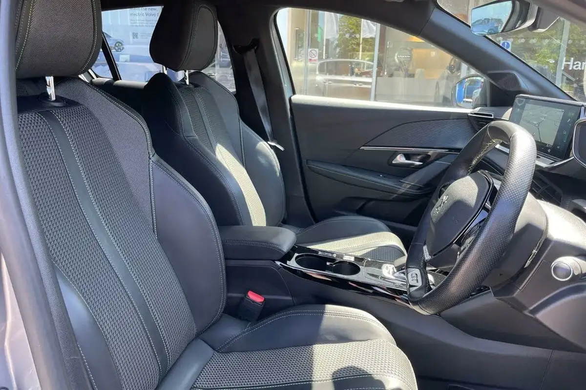 2021-peugeot-208-e-gt-50kwh-big-24