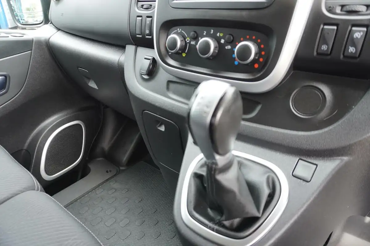 2020-renault-trafic-passenger-20dci-ll30-170-sport-nav-big-24