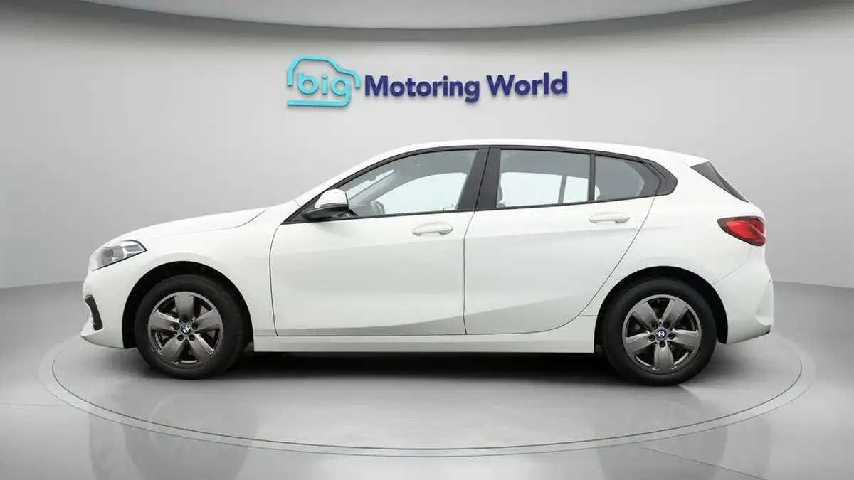 2021-bmw-1-series-15-118i-se-lcp-big-3