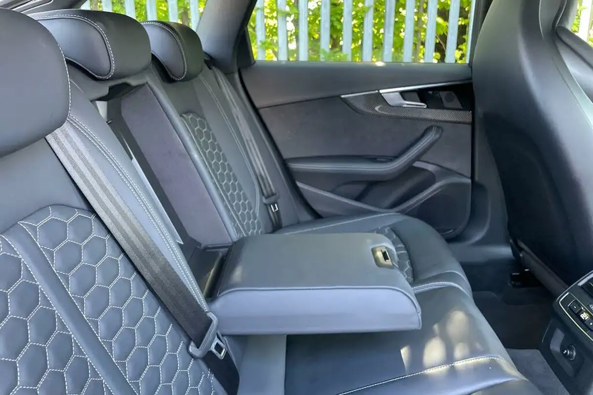 2022-audi-rs4-avant-29-tfsi-carbon-black-big-21