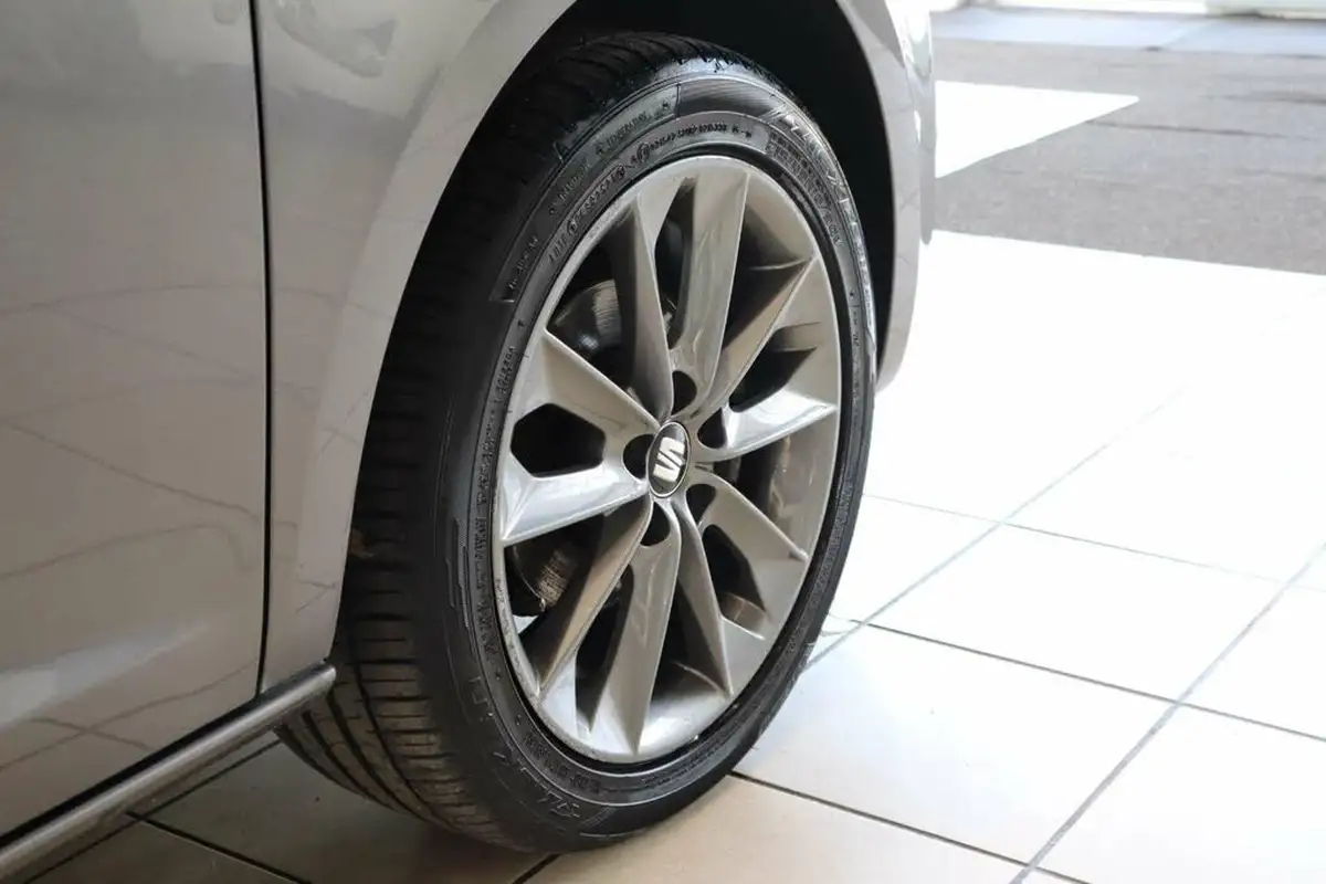 2015-seat-ibiza-12-i-tech-hatchback-5d-big-48