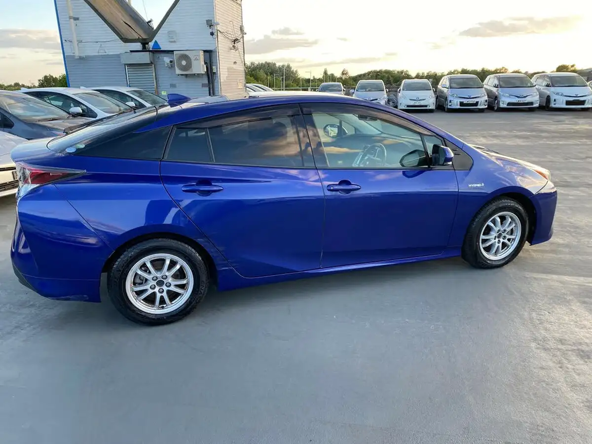 2016-toyota-prius-big-25