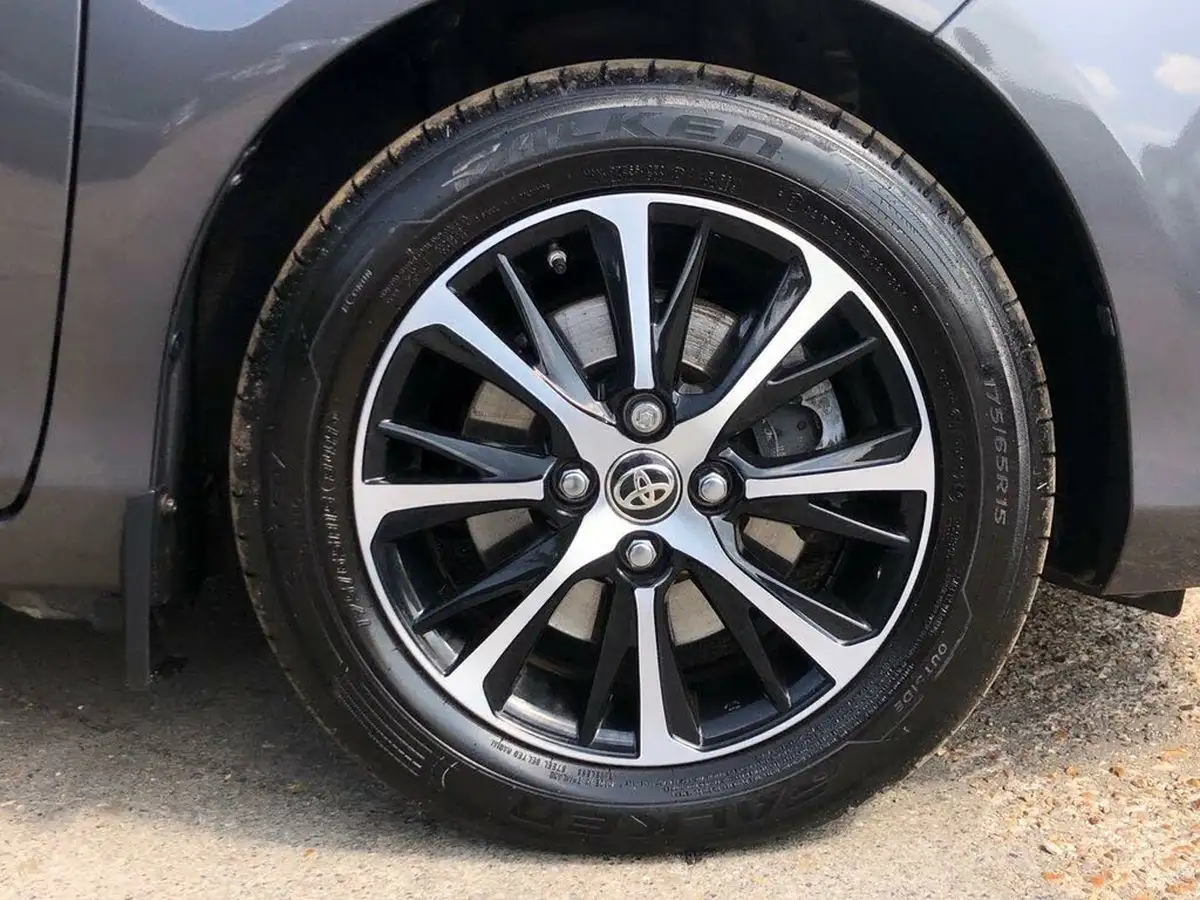 2019-toyota-yaris-15-vvt-i-icon-tech-98bhp-hybrid-1497cc-e-cvt-big-4