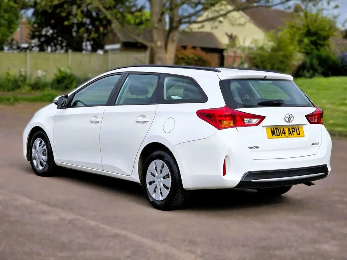 2014-toyota-auris-14td-active-touring-sports-big-8
