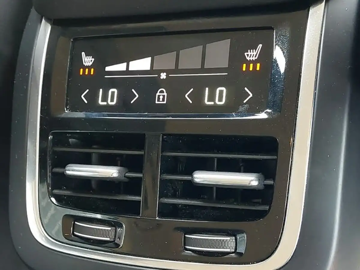 2022-volvo-xc90-20-b5-core-big-18
