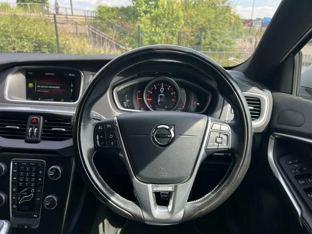 2016-volvo-v40-20-t2-r-design-nav-plus-big-11