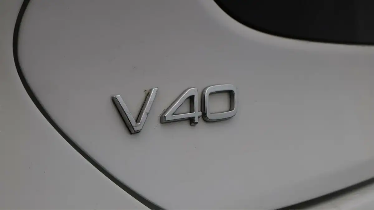 2018-volvo-v40-15-t2-r-design-nav-plus-big-19