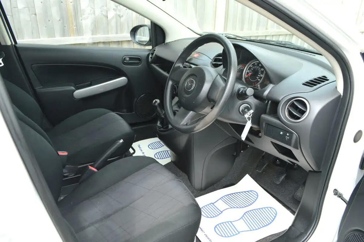 2014-mazda-mazda2-13-se-air-con-big-12