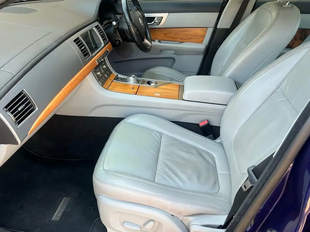 2010-jaguar-xf-30-luxury-big-22