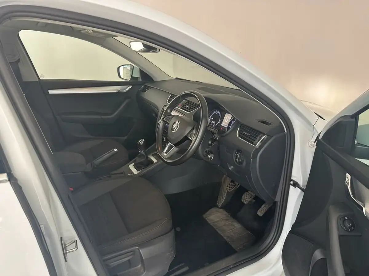 2019-skoda-octavia-16tdi-se-technology-estate-big-15