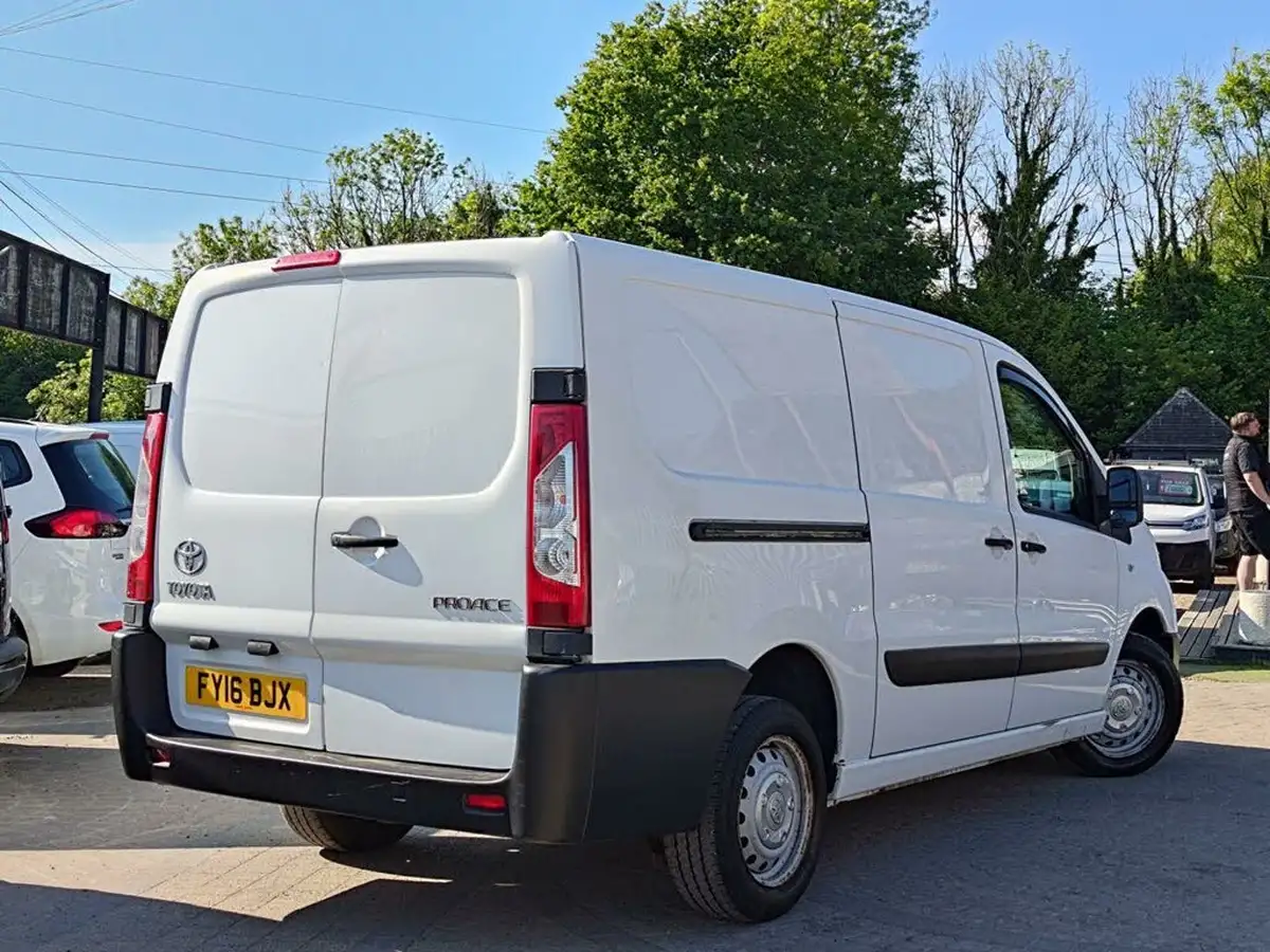 2016-toyota-proace-20td-1200-l2h1-128bhp-panel-big-4