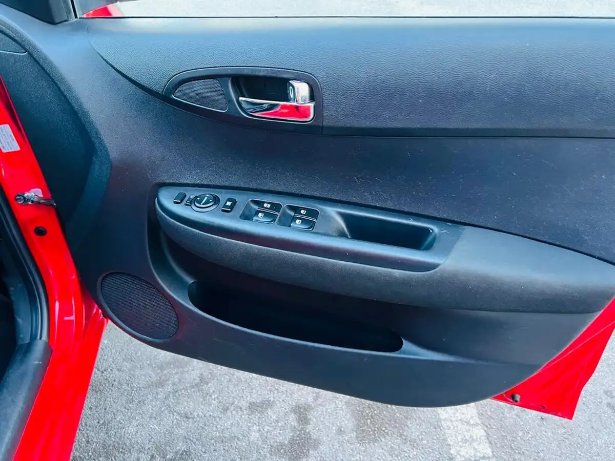 2013-hyundai-i20-12-active-5d-big-19