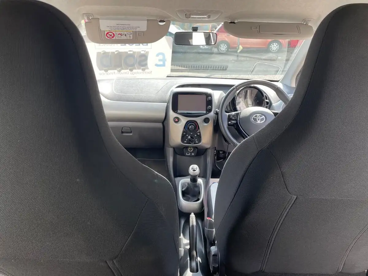 2015-toyota-aygo-10-vvt-i-x-play-5d-big-8