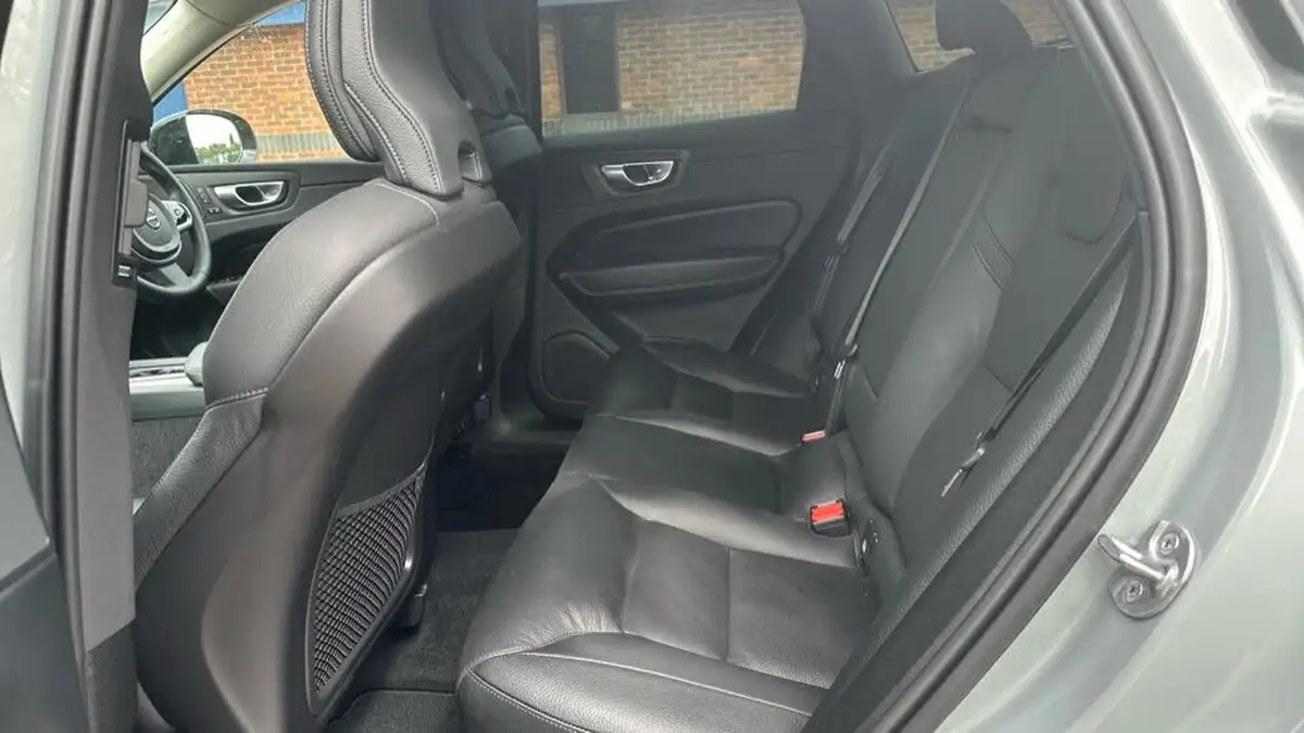 2023-volvo-xc60-20td-b4-plus-dark-big-26