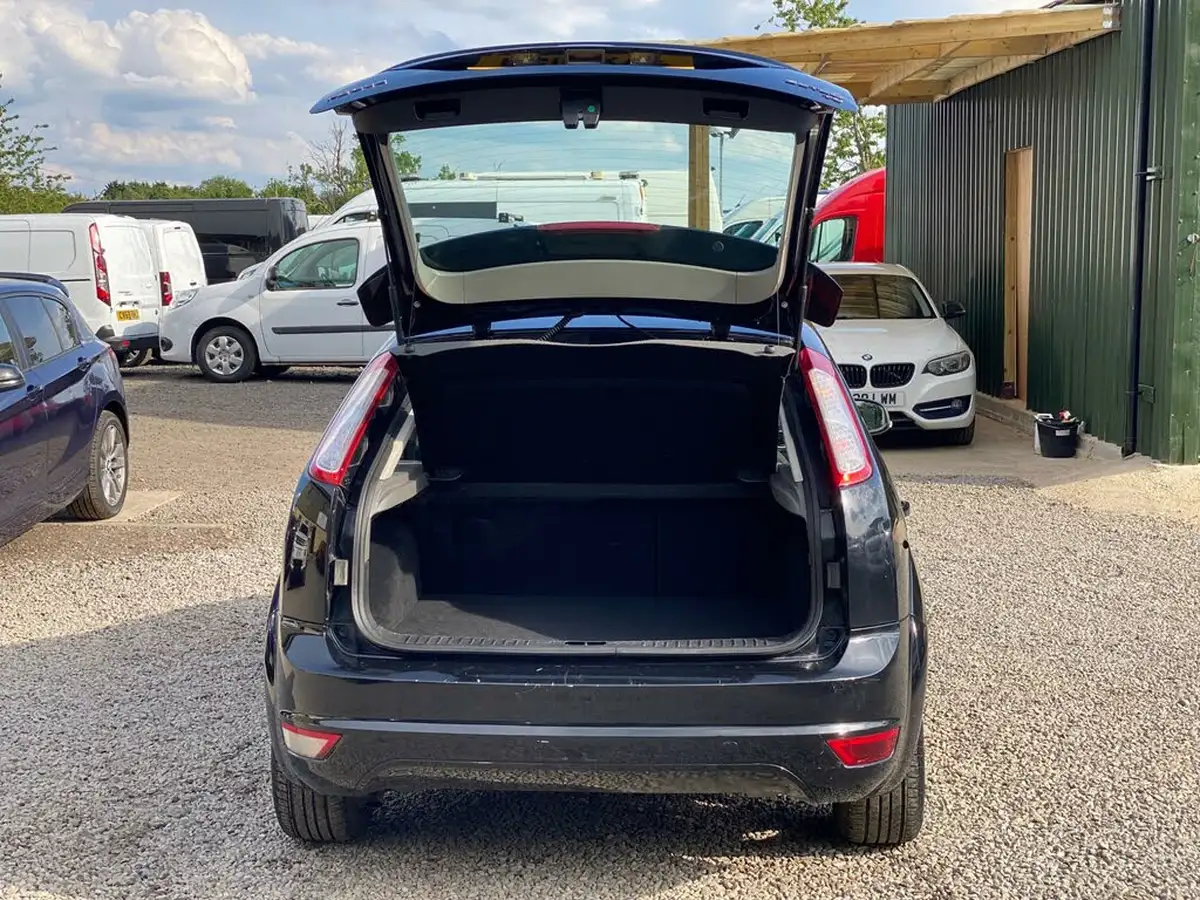 2010-ford-focus-16-zetec-hatchback-5d-big-11