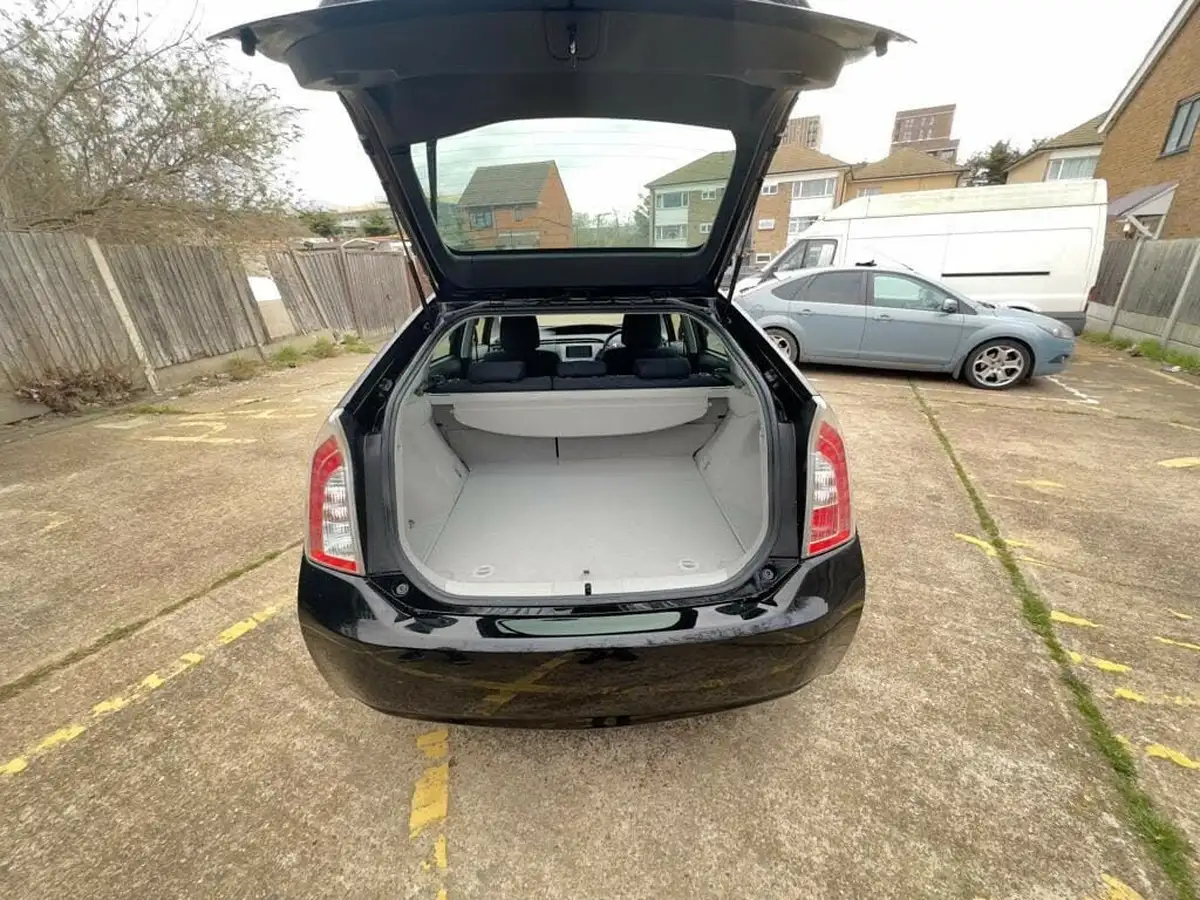 2012-toyota-prius-big-27