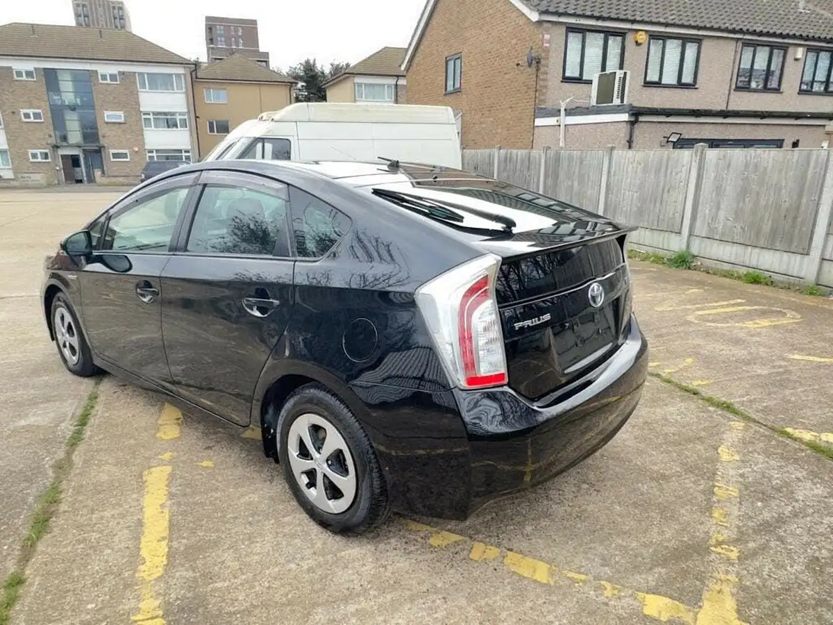 2012-toyota-prius-big-3