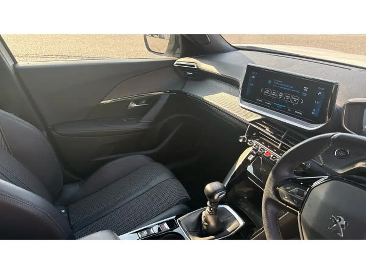 2022-peugeot-2008-suv-12-puretech-gt-big-13