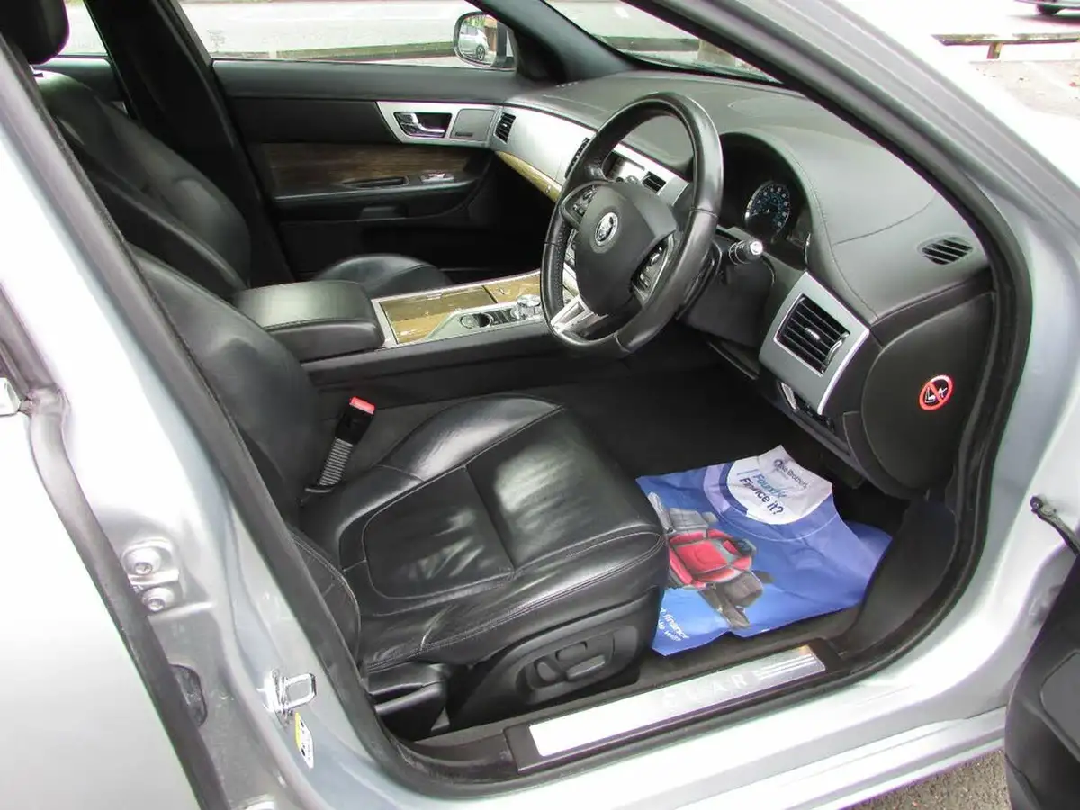 2013-jaguar-xf-22td-premium-luxury-200ps-ss-saloon-4d-auto-big-4