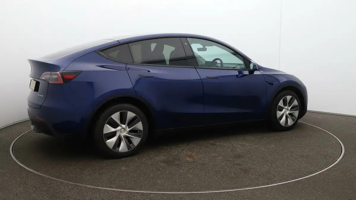 2022-tesla-model-y-e-long-range-big-52