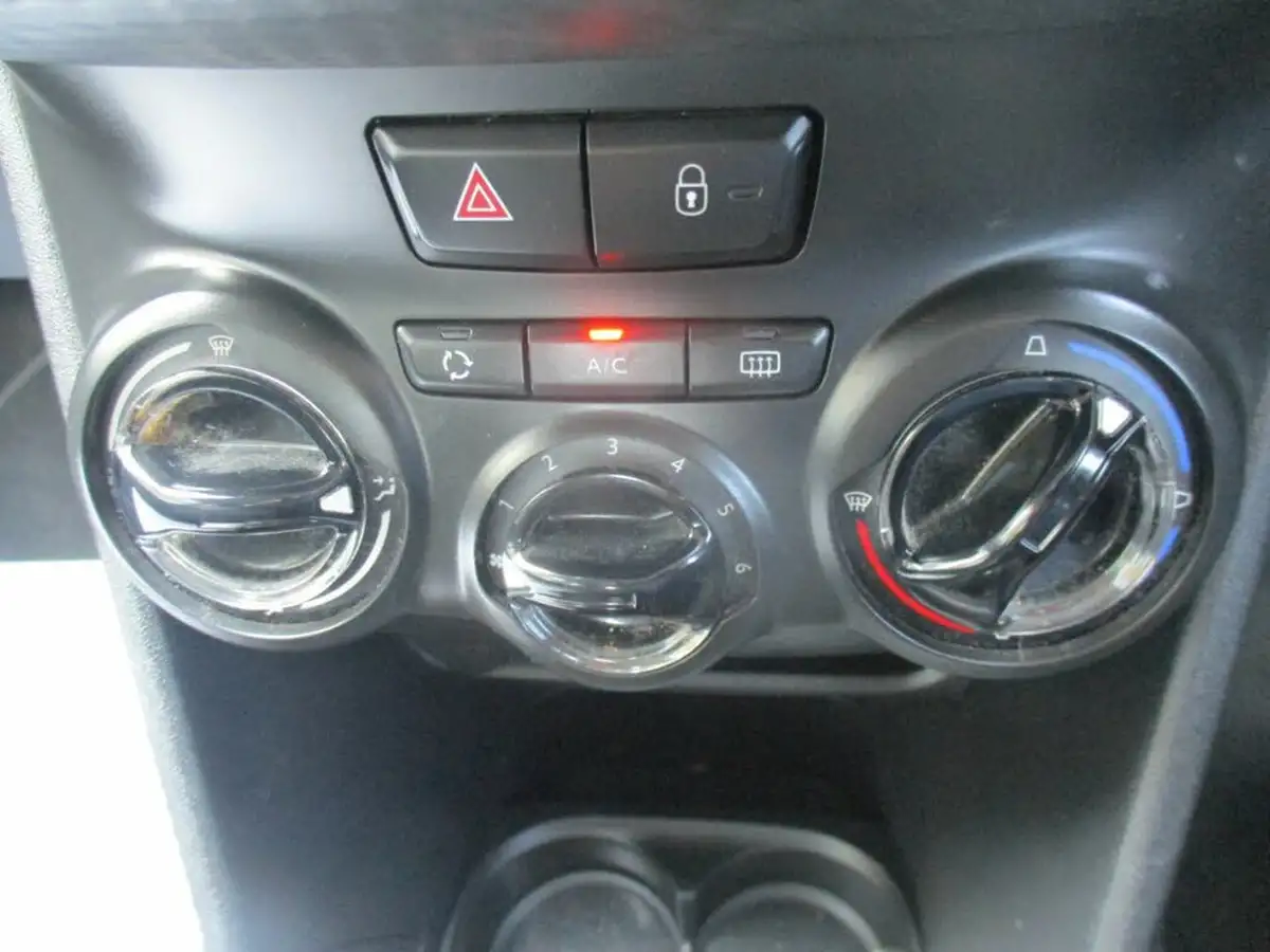 2017-peugeot-208-12-puretech-active-82bhp-5d-big-44