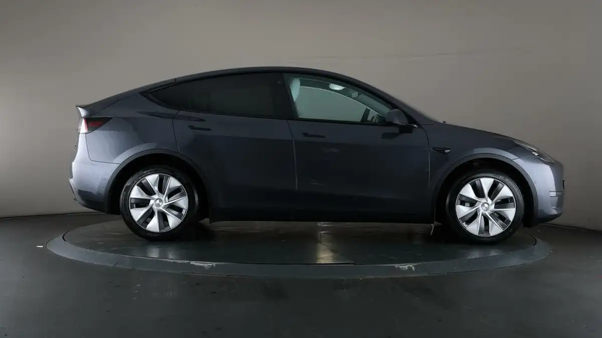 2022-tesla-model-y-e-long-range-big-53
