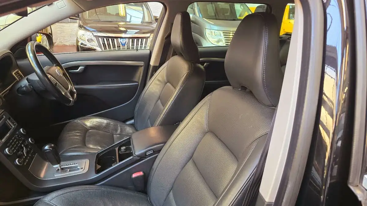 2010-volvo-v70-big-15