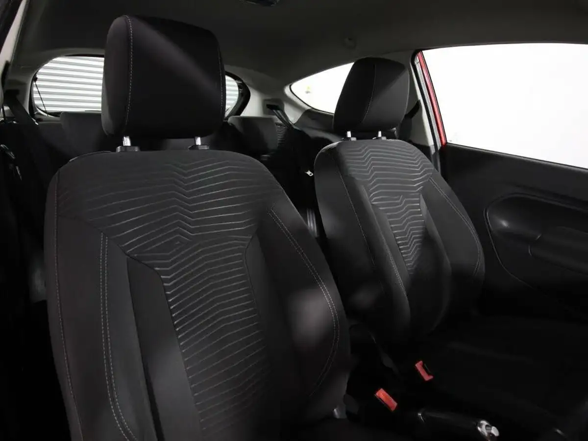 2014-ford-fiesta-10-zetec-100ps-ecoboost-ss-3d-big-9