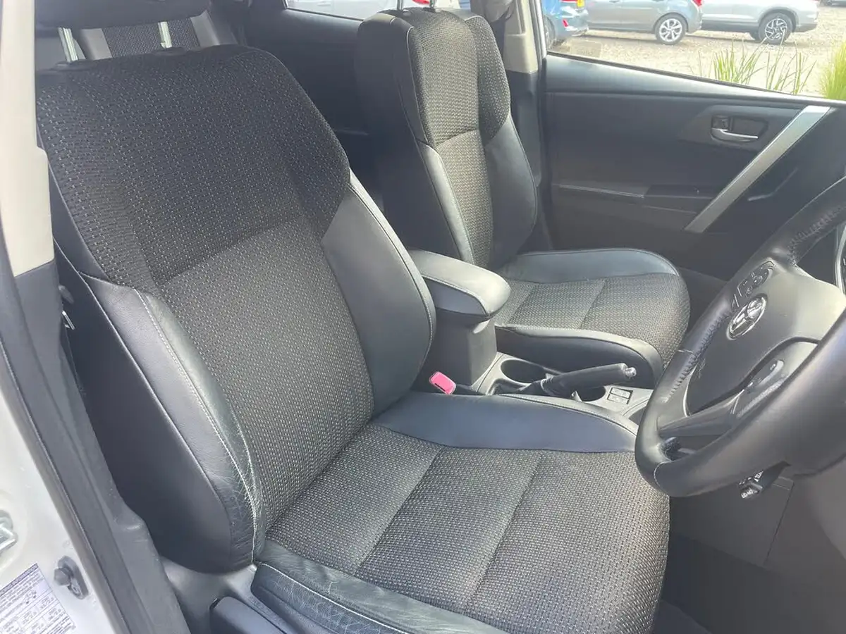 2012-toyota-auris-18-vvt-i-hsd-excel-big-14