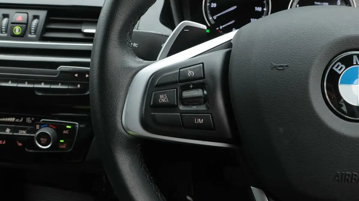 2021-bmw-x1-20-sdrive20i-xline-big-23