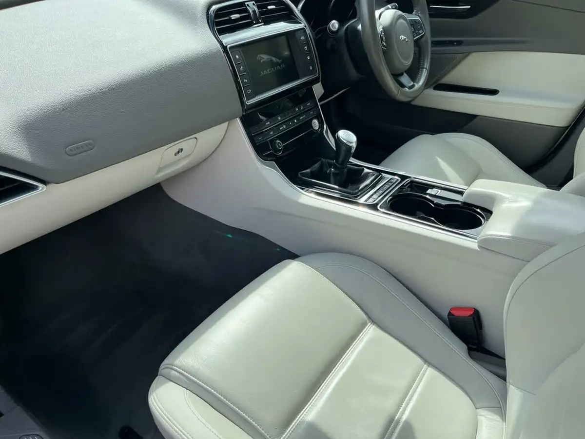 2016-jaguar-xe-20d-prestige-163ps-big-27