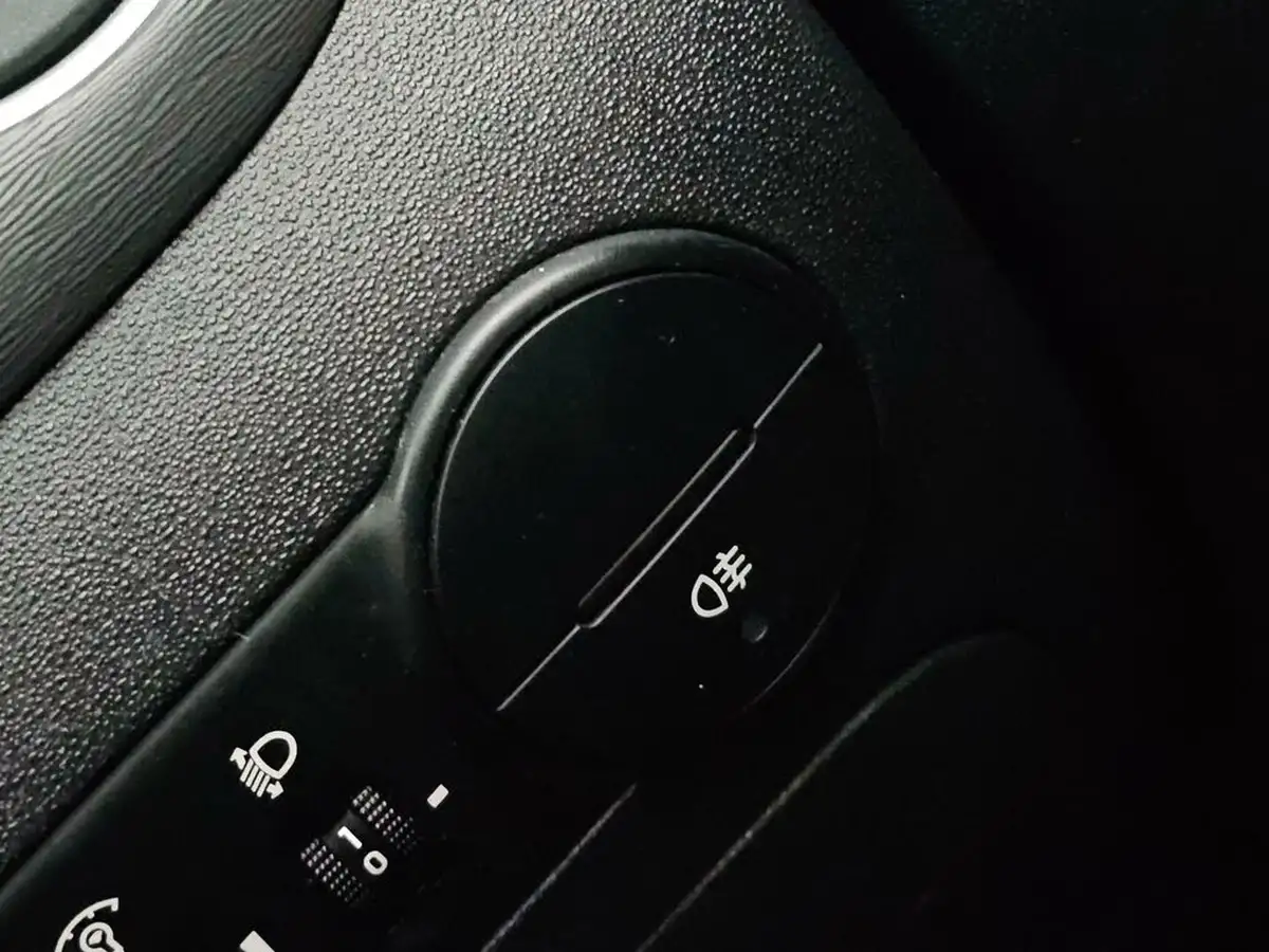 2010-hyundai-i10-12-classic-big-74